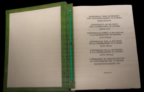 Die Schlussakte der Konferenz &uuml;ber Sicherheit und Zusammenarbeit in Europa (KSZE) von 1975. Ausgestellt im Haus der Geschichte