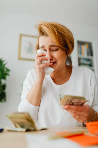 Frau weint wegen Geldsorgen