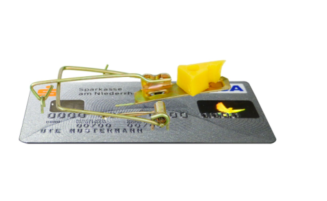 Kreditkarte mit Mausefalle darauf