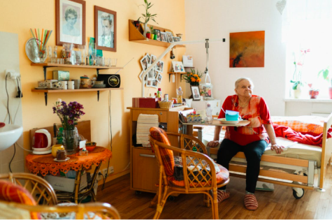 Seniorin in ihrem Zimmer 