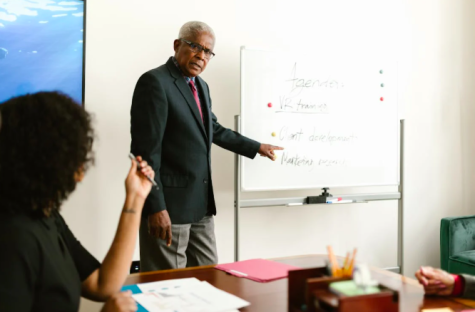 Älterer Mann an Tafel