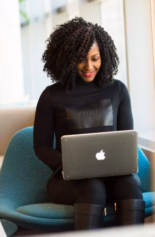 Frau mit Laptop