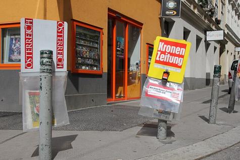 Sontagsstandl f&uuml;r den Zeitungsverkauf in Wien, Otto-Bauer-Gasse