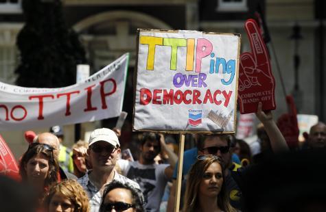 Eine Demo gegen TTIP mit Bannern