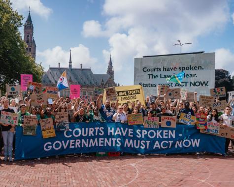 Eine Demo der Pacific Island Students Fighting Climate Change mit Schildern und Bannern