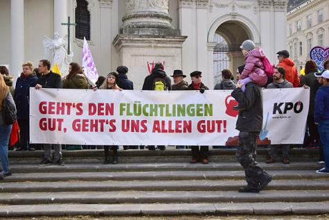 Eine Demo der KP&Ouml; mit einem Banner f&uuml;r eine humane Asylpolitik