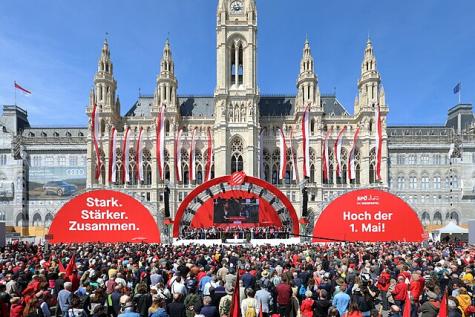 Das Wiener Rathaus bei der 1.Mai Kundgebung der SPÖ