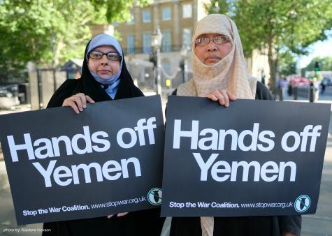 Eine Demo für den Frieden in Jemen mit zwei Plakaten
