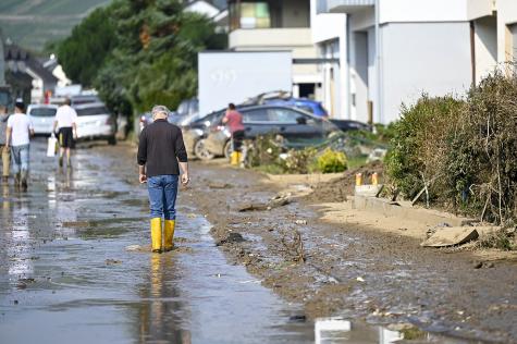 Diese Illustrationen zeigen die &Uuml;berschwemmungen, die Deutschland im Juli 2021 heimsuchten. Mehrere europ&auml;ische L&auml;nder wurden im Sommer 2021 von verheerenden &Uuml;berschwemmungen getroffen, die zahlreiche Todesopfer forderten und erhebliche Sch&auml;den verursachten. Die &Uuml;berschwemmungen, die zun&auml;chst mehrere Flussgebiete in Gro&szlig;britannien und anschlie&szlig;end in Nord- und Mitteleuropa betrafen, wurden durch ungew&ouml;hnlich hohe Niederschlagsmengen ausgel&ouml;st.