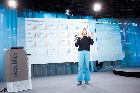 Maja G&ouml;pel auf der B&uuml;hne 1 der re:publica 2022.