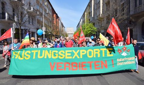 Fast 2000 Aktive kamen zum Berliner Ostermarsch 2019 auf den Rosa-Luxemburg-Platz vor die Volksb&uuml;hne unter dem Motto "Abr&uuml;sten statt Aufr&uuml;sten - die Welt braucht Frieden statt Kriegsb&uuml;ndnisse".