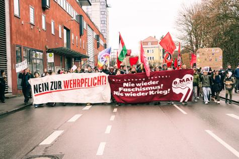 Eine Demo gegen die Wehrpflicht mit Bannern