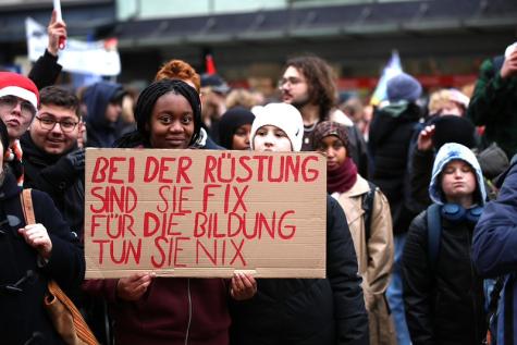 Eine Demo gegen die Wehrpflicht mit Bannern und einem Schild