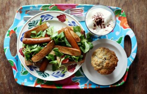 Eine vegane Platte mit mehreren Speisen