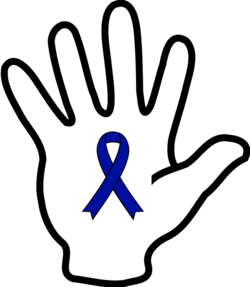 Ein schwarzes Hand-Symbol mit einem blauen Erinnerungsband, das auf die Handfl&auml;che gelegt ist.