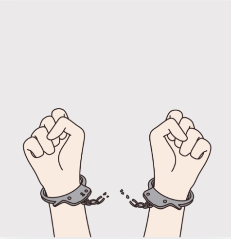 Zwei H&auml;nde mit gebrochenen Handschellen, die zur Freiheit symbolisch erhoben werden.