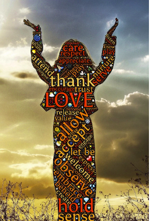 Eine silhouettierte Person mit erhobenen H&auml;nden vor einem farbenfrohen Himmel, umgeben von W&ouml;rtern wie "Liebe" und "Dank".