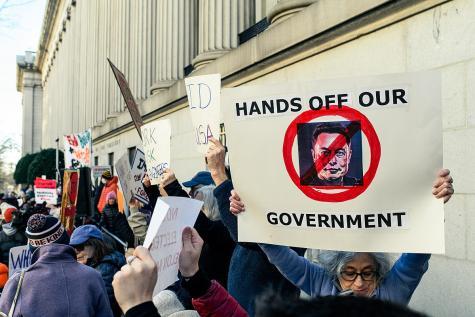 Eine Demo gegen Elon Musk mit Schildern
