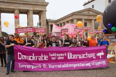 &raquo;Demokratie funktioniert nur ohne &Uuml;berwachung&laquo; Banner auf der Freiheit statt Angst-Demo 2011