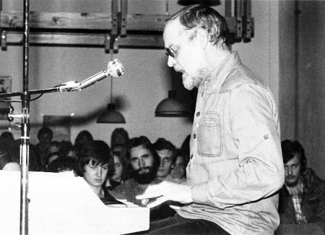 Hanns Dieter H&uuml;sch an seiner Philicorda-Orgel bei einem Vortragsabend an der Universit&auml;t Kaiserslautern, Mitte der 1980er-Jahre.