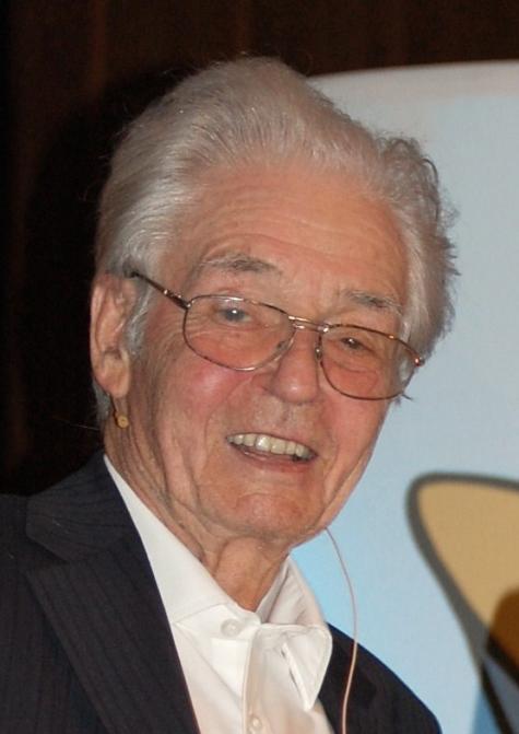 Horst-Eberhard Richter (1923-2011), deutscher Psychoanalytiker, Psychosomatiker, Sozialphilosoph, Autor und Friedensaktivist - Ein &auml;lterer Mann mit grauen Haaren und einer Brille l&auml;chelt freundlich in einem Anzug.