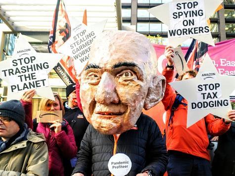 Eine Demo gegen Big Tech und dessen Wirken mit Schildern 