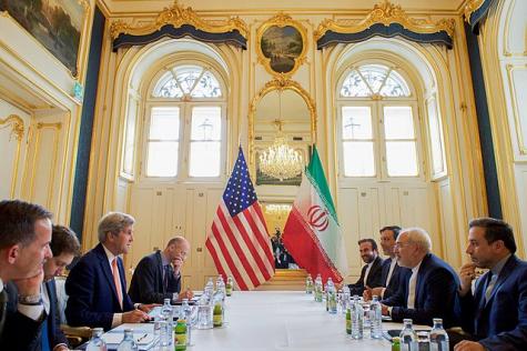 US-Au&szlig;enminister John Kerry und der iranische Au&szlig;enminister Javad Zarif blicken sich am 17. Mai 2016 im Blauen Salon des Palais Coburg in Wien an &ndash; demselben Raum, in dem sie das iranische Atomabkommen ausgehandelt hatten &ndash;, um weitere Gespr&auml;che &uuml;ber die Umsetzung des Gemeinsamen Umfassenden Aktionsplans (JCPOA) zu f&uuml;hren. [Foto des US-Au&szlig;enministeriums/Gemeinfrei]