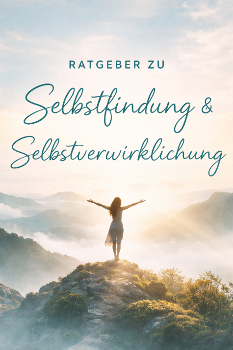 Frau steht auf einem Berggipfel und breitet die Arme aus, umgeben von Nebel und sanften H&uuml;geln.