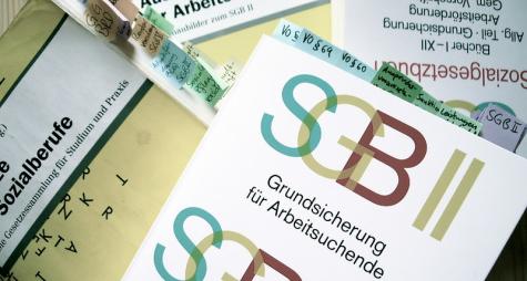 SGB II - Ein Stapel von Dokumenten, darunter ein Prospekt zur Grundsicherung f&uuml;r Arbeitsuchende und verschiedene Informationsbl&auml;tter.