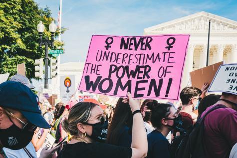 Eine Demo zum Frauenkampftag mit Schildern