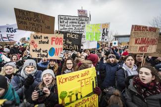 Eine Klimademo mit vielen Demonstranten, die Schilder hochzeigen