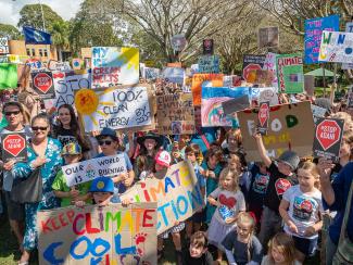 Viele Kinder und Jugendliche auf einem Klimaprotest