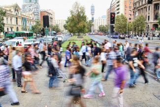Viele Menschen &uuml;berqueren eine Stra&szlig;e