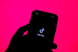 Ein Handybildschirm mit einem TikTok-Symbol 
