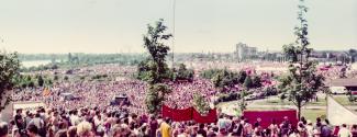 Menschen auf Friedensdemo in Bonn