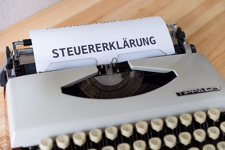 Auf diesem Bild sieht man eine Schreibmaschine die Steuererkl&auml;rung aufgeschrieben hat.