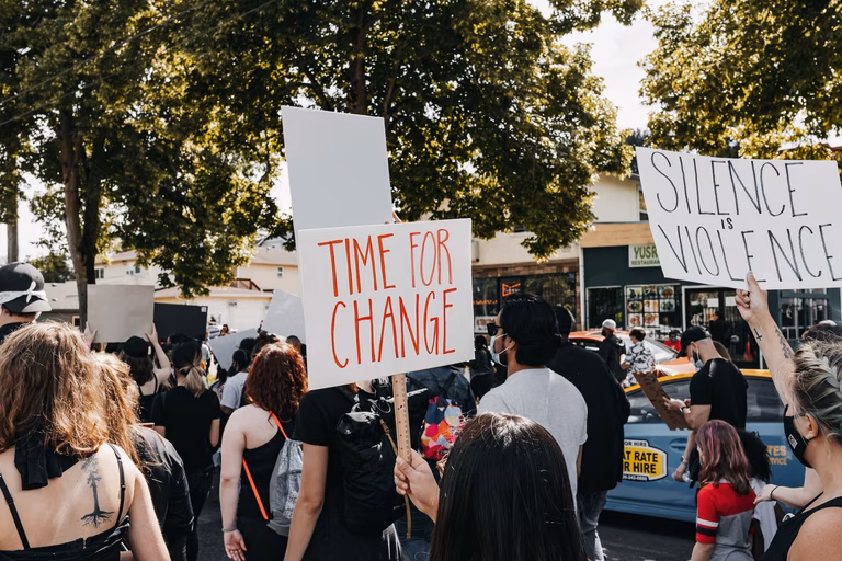 Demonstration f&uuml;r Ver&auml;nderung. Man sieht wie sich viele Menschen sozial engagieren.