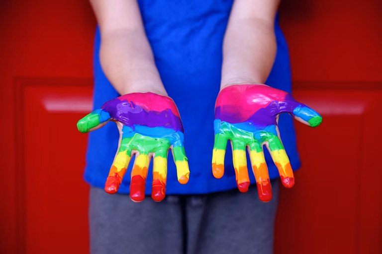 Hand mit Regenbogenfarbe