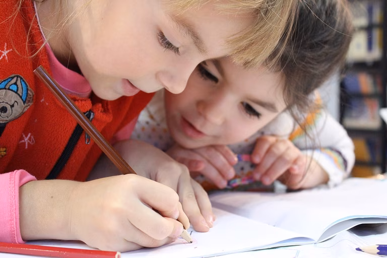 Kinder lernen Schreiben