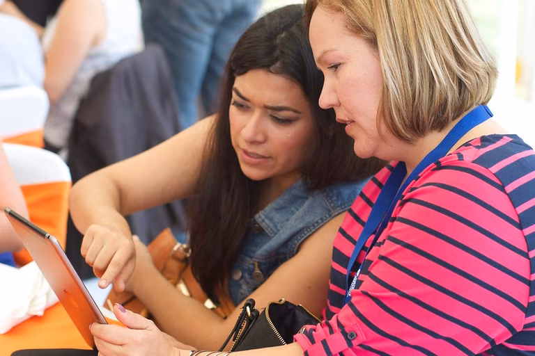Zwei Frauen lernen an einem IPad