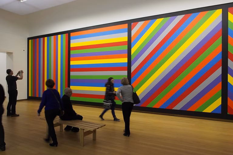 Menschen bei einer Ausstellung in einem Museum