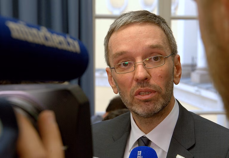 Herbert Kickl w&auml;hrend seines Antrittsbesuchs im Bayerischen Innenministerium 2017
