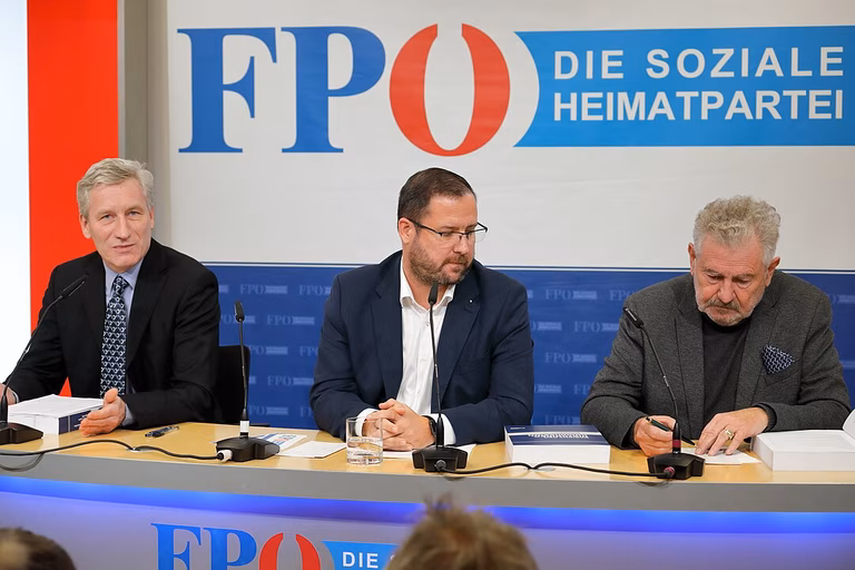 FP&Ouml;-Generalsekret&auml;r NAbg. Christian Hafenecker, Koordinator der Historikerkommission Andreas M&ouml;lzer und dem Historiker Thomas Grischany