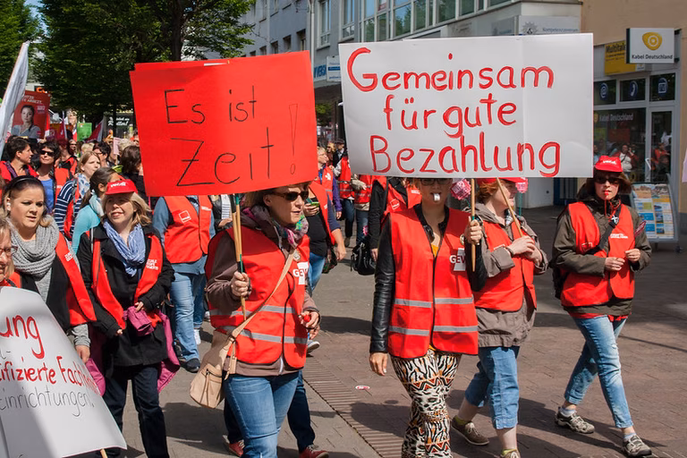 Eine Gruppe Streikender auf einer Demo