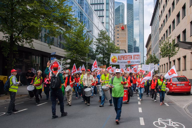 Eine Gruppe Streikender auf einer Demo