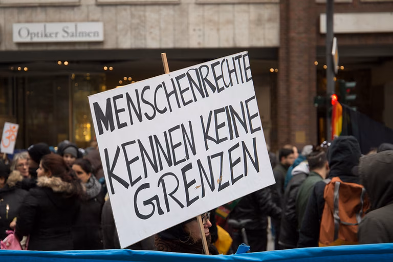 Ein Plakat f&uuml;r Menschenrechte auf einer Demo