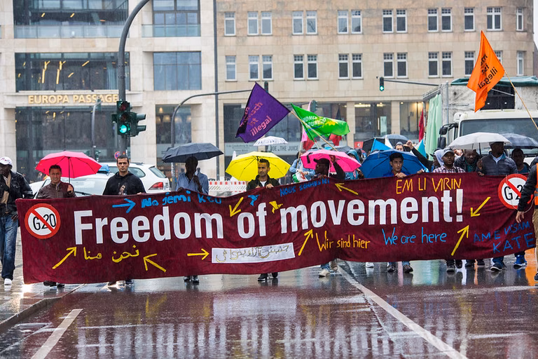 Eine Demo mit Banner f&uuml;r mehr Asylrechte in Hamburg