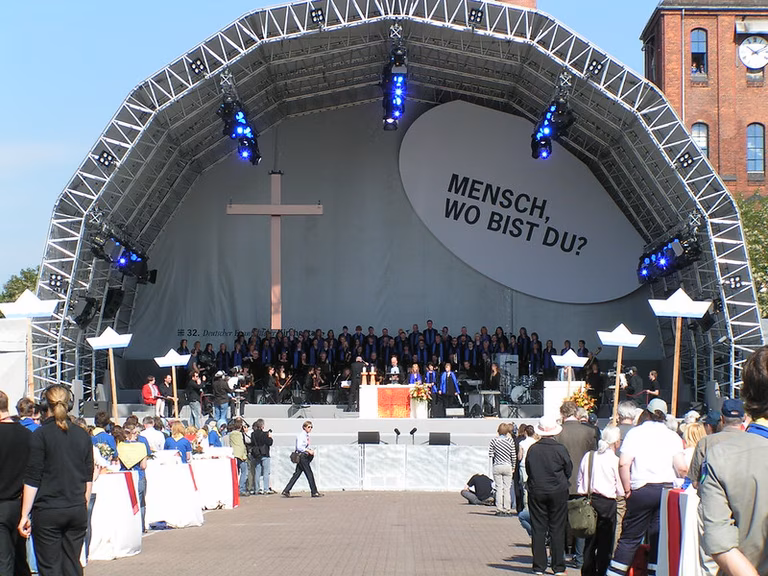 B&uuml;hne drau&szlig;en beim Kirchentag
