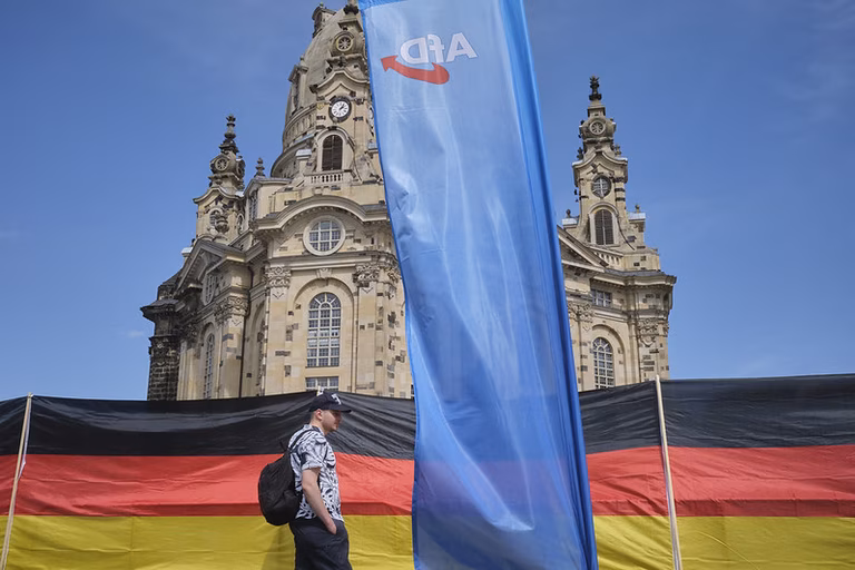 Ein Deutschland- und ein AfD-Banner vor der Frauenkirche in Dresden