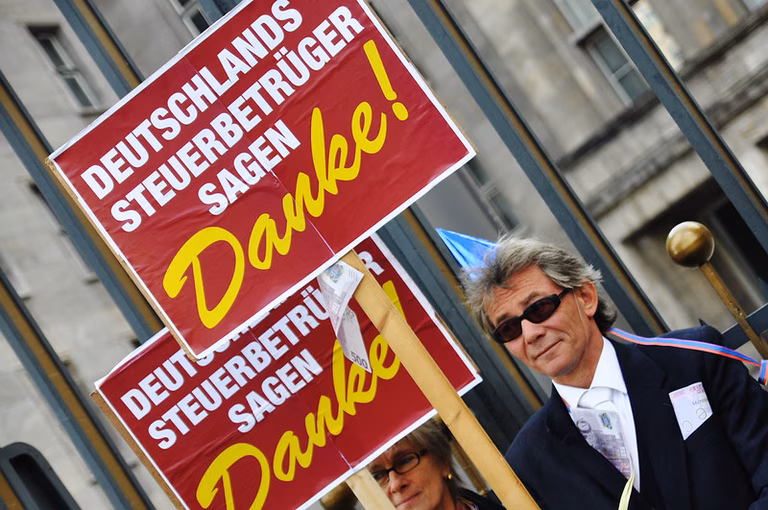 Ein Teilnehmer auf einer Demo gegen Steuerhinterziehung in Deutschland